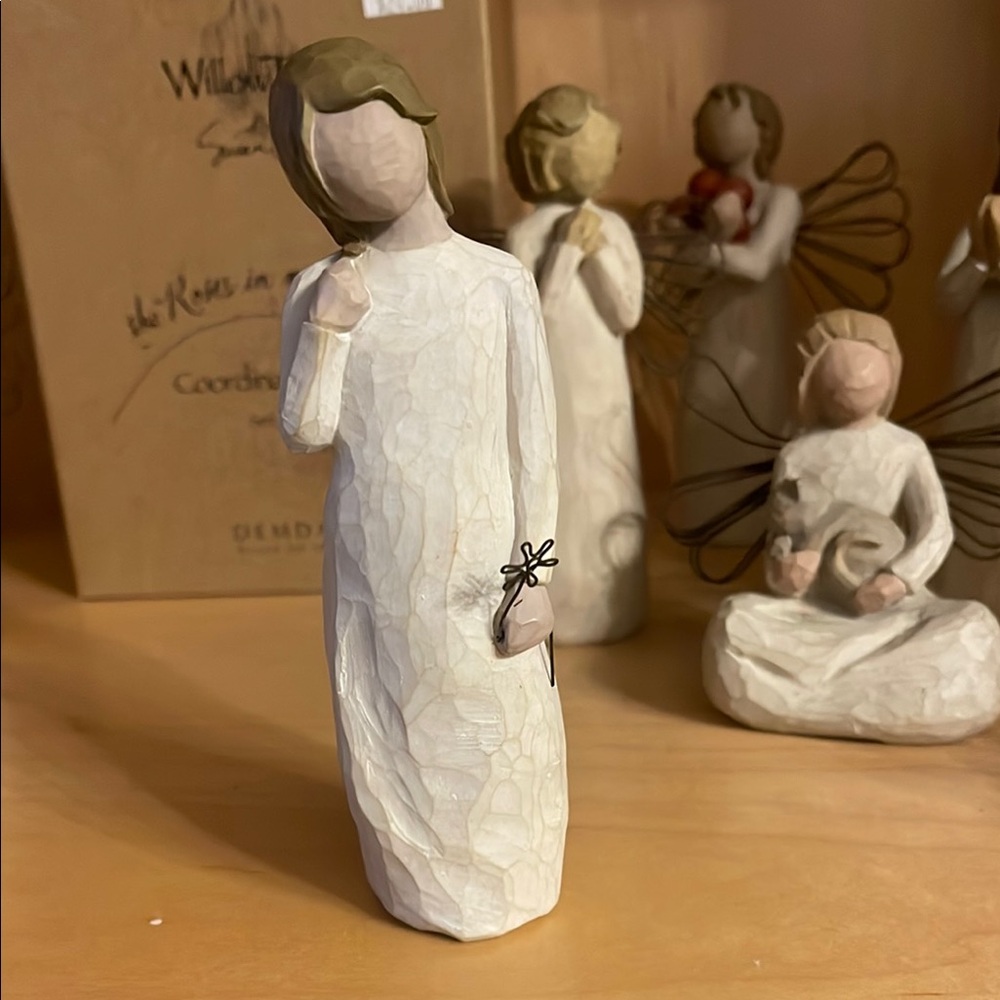 Willow Tree Angel Figurine with a flower “ Remember”